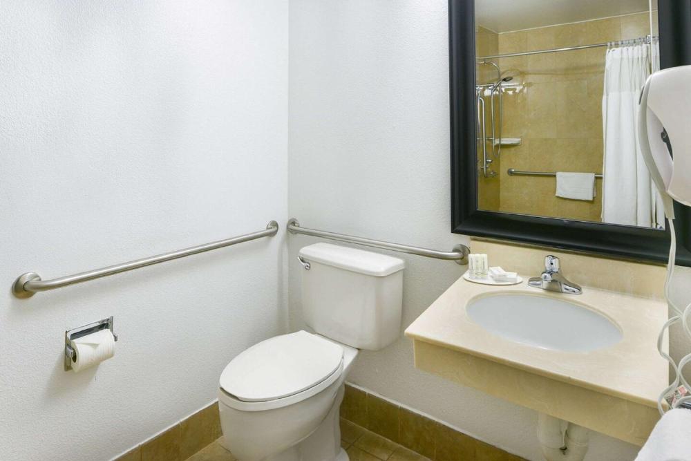 Room image 4