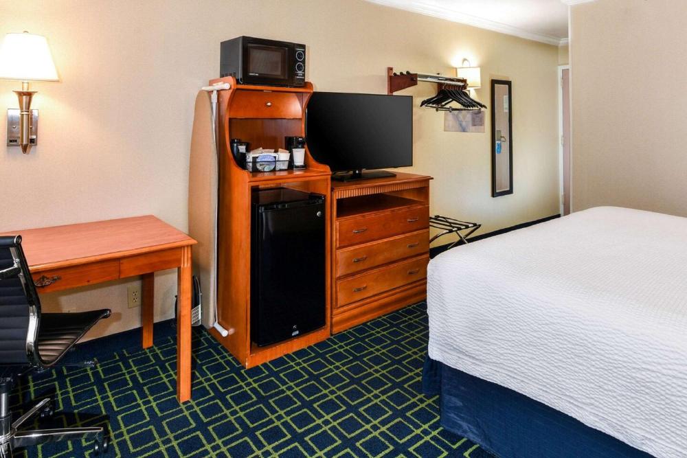 King Room with Mobility Accessible Tub